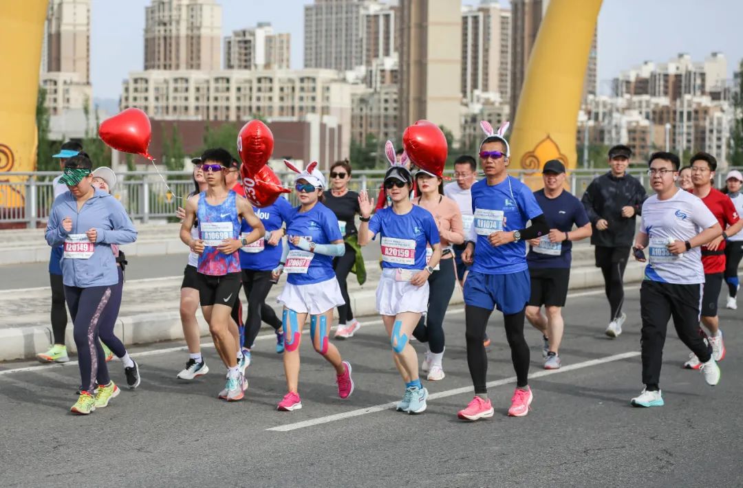 HohhotChina's tweet photo. 🍃Spring running: Over 5,000 runners on Sunday set off in the #Hohhot Half #Marathon in North China's Inner Mongolia autonomous region. 🏃‍♂️🏃‍♀️ #DiscoverHohhot #SpringInInnerMongolia https://t.co/Ver3uszyxH