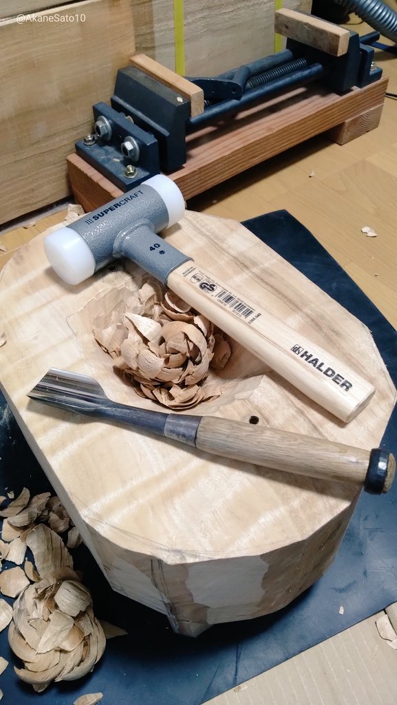 AkaneSato10's tweet image. 去年の良い買い物、ハルダーのハンマーと先代小信の彫刻鑿。
振り上げなくても自重でしっかり打てる優れものハンマー。（マラカスみたいな不思議な構造）
柄はかなり短くして、上の方を持つと疲れない。
#彫刻　#木彫　#HALDER