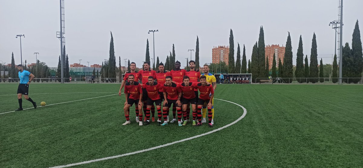 GradaSiete's tweet photo. 📸FOTOS de los once titulares de bos equipos en el duelo entre el líder, Unión Valdebernardo 🟢 y el tercer clasificado, AD Arganda CF 🔴⚫. 

Por el momento minuto 22, con resultado 2⃣-1⃣

@UnionVB 🆚 @ADArgandaCF https://t.co/UdxKtFiOra