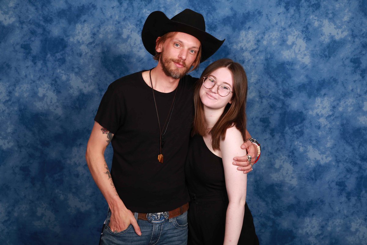 after the long hair era and the Paris fashionweek one, I met him in his cowboy era. 
Can’t be happier rn.🩶 #jamiecampbellbower #BrusselsComicCon