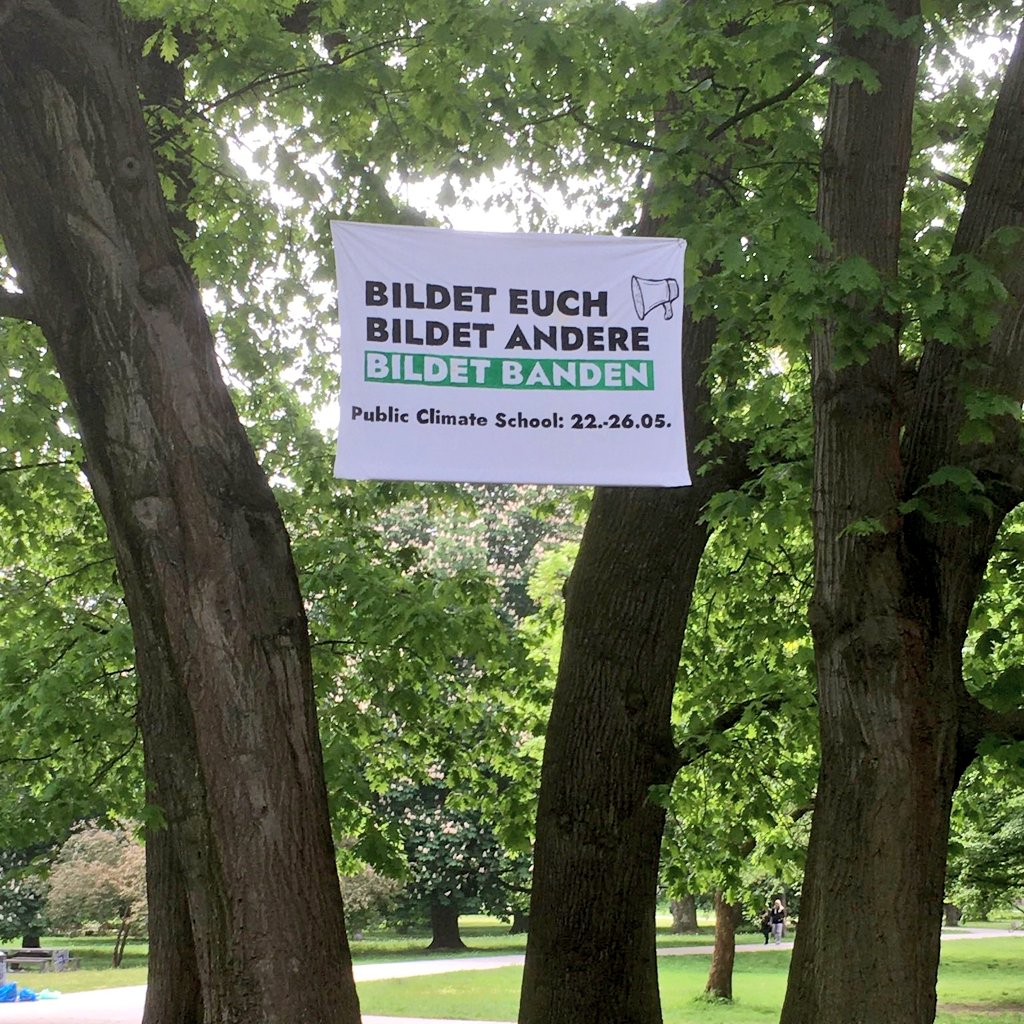 Zwischen den Bäumen im Welfengarten ist ein Banner aufgetaucht. 
Am Montag startet die #PublicClimateSchool 😍