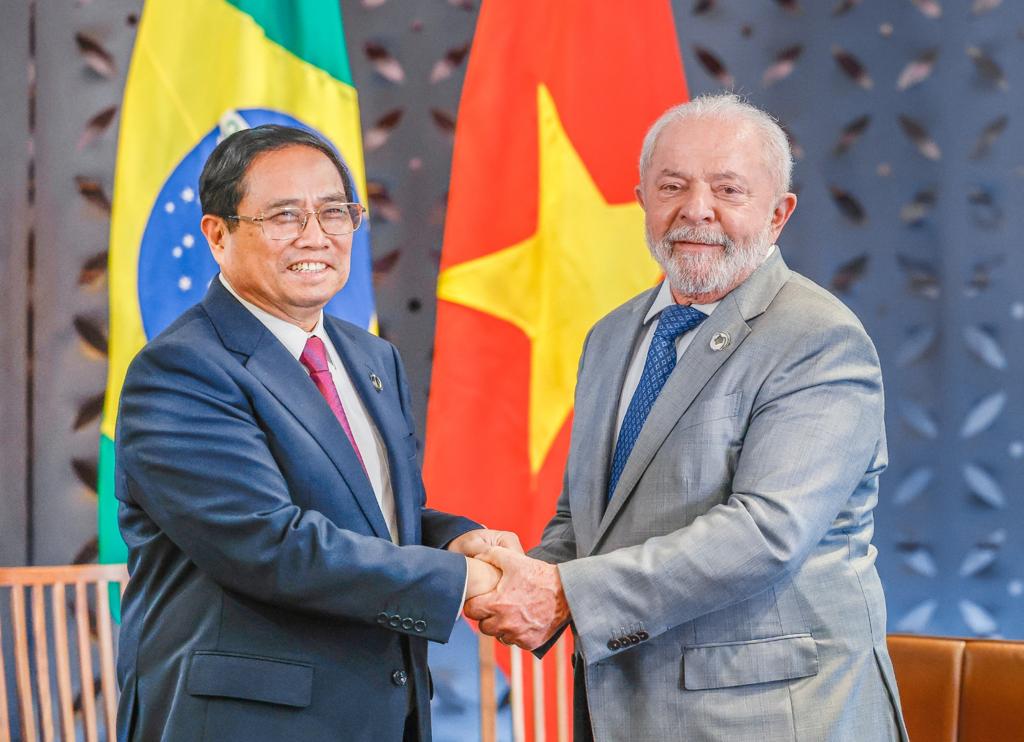 No Japão, neste domingo (22), o presidente @lulaoficial reuniu-se com Pham Minh Chinh,  primeiro-ministro vietnamita. Os chefes de Estado debateram a ampliação do comércio e  cooperação em ciência e tecnologia entre os dois países; a necessidade de uma reforma no Conselho de