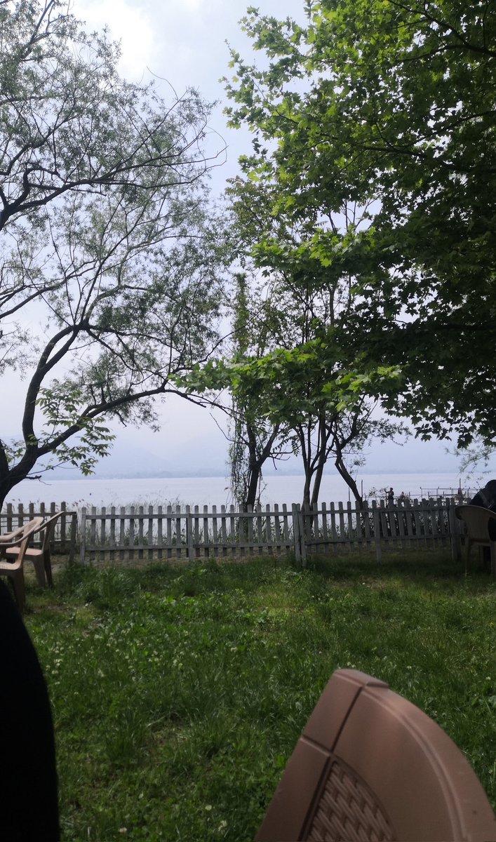 annem masadaki cayimi dokmus fotografi cekerken
