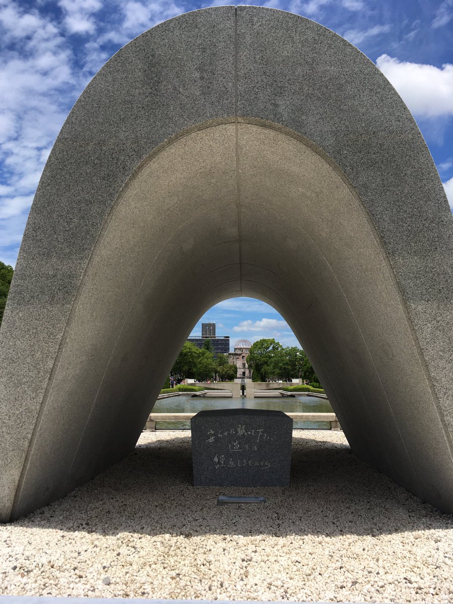 ローマ法王もマザーテレサもダライラマもゴルバチョフもゲバラもレッドツェッペリンも、そしてここ数日で世界の要人たちと戦時下の大統領も訪れた広島平和公園。慰霊碑や原爆ドームは何も語らずともその姿でさまざまな平和の思いを伝え続ける。