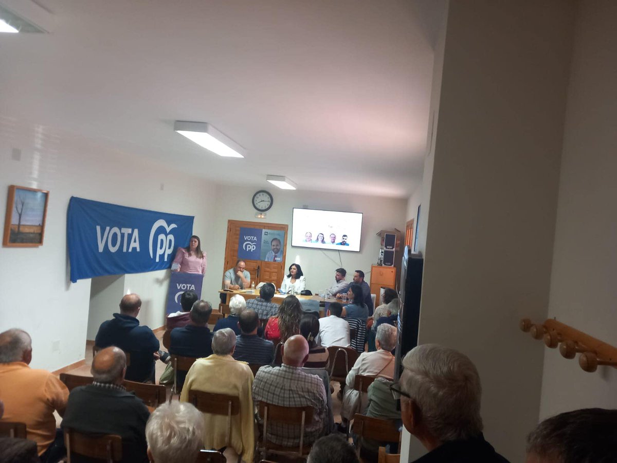 PopularesCuenca's tweet image. La candidatura del  PP de #Castejón presidida por @marribas96  dio a conocer su programa electoral
acompañada por los diputados provinciales @danpros89 y @ContreGema.
@PopularesCuenca @PP_CLM