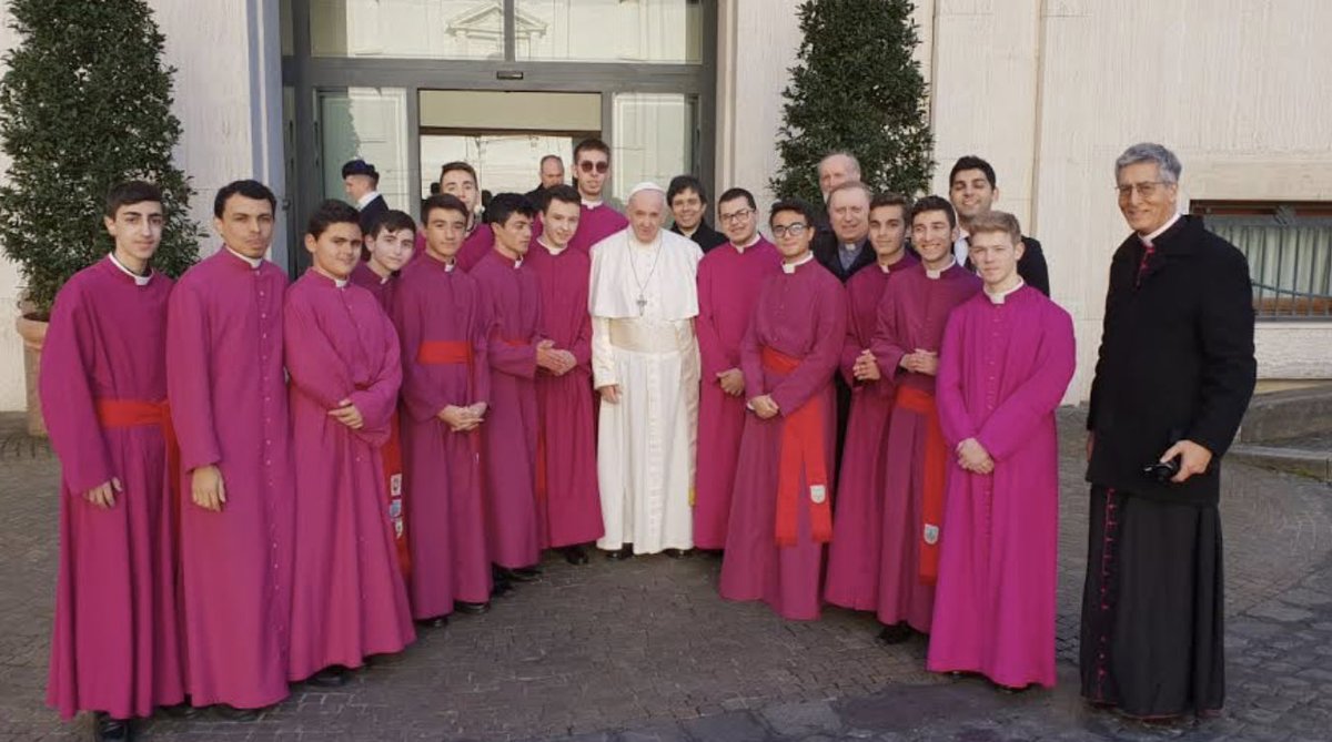 LukiFrieden's tweet image. Der GENDER–WAHNSINN nimmt kein Ende!

Männer in Frauenkleidern zwingen Buben in Röcke und lesen ihnen Märchen vor!! ⁦