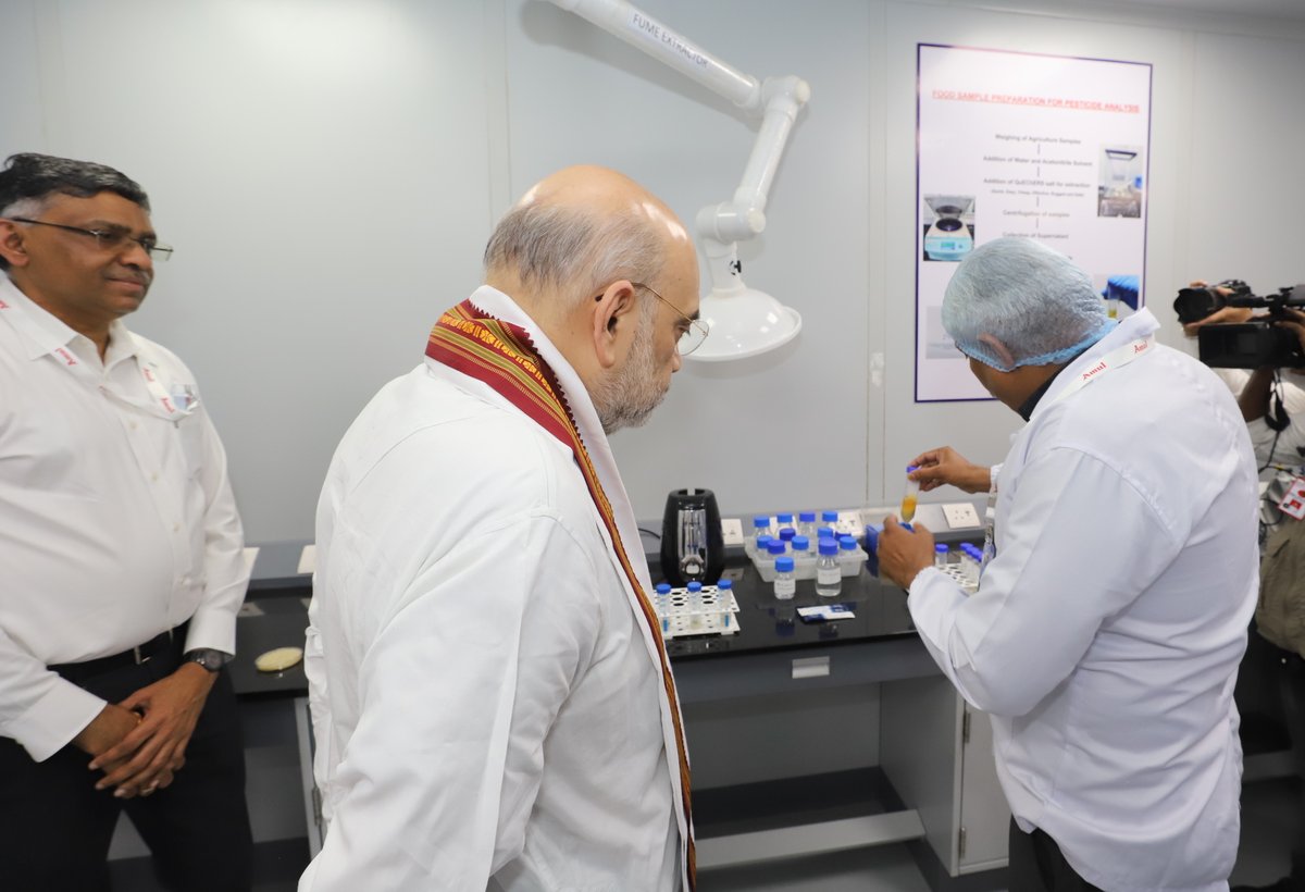 AmitShah's tweet photo. गांधीनगर में अमूल फेड डेयरी के अत्याधुनिक ऑर्गेनिक परीक्षण प्रयोगशाला का आज लोकार्पण किया।

इससे डेयरी किसानों को ऑर्गेनिक दूध उत्पादन की गुणवत्ता को बढ़ाने में मदद मिलेगी और जैविक खेती को भी बढ़ावा मिलेगा। यह भूमि संवर्धन के साथ पर्यावरण संरक्षण की दिशा में अहम भूमिका निभाएगा। https://t.co/FkBNwECkl3