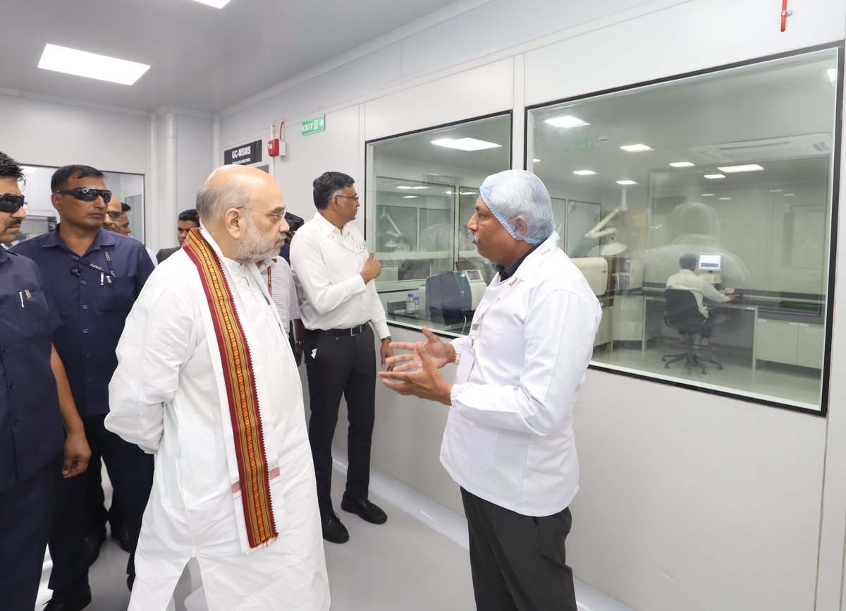 AmitShah's tweet photo. गांधीनगर में अमूल फेड डेयरी के अत्याधुनिक ऑर्गेनिक परीक्षण प्रयोगशाला का आज लोकार्पण किया।

इससे डेयरी किसानों को ऑर्गेनिक दूध उत्पादन की गुणवत्ता को बढ़ाने में मदद मिलेगी और जैविक खेती को भी बढ़ावा मिलेगा। यह भूमि संवर्धन के साथ पर्यावरण संरक्षण की दिशा में अहम भूमिका निभाएगा। https://t.co/FkBNwECkl3