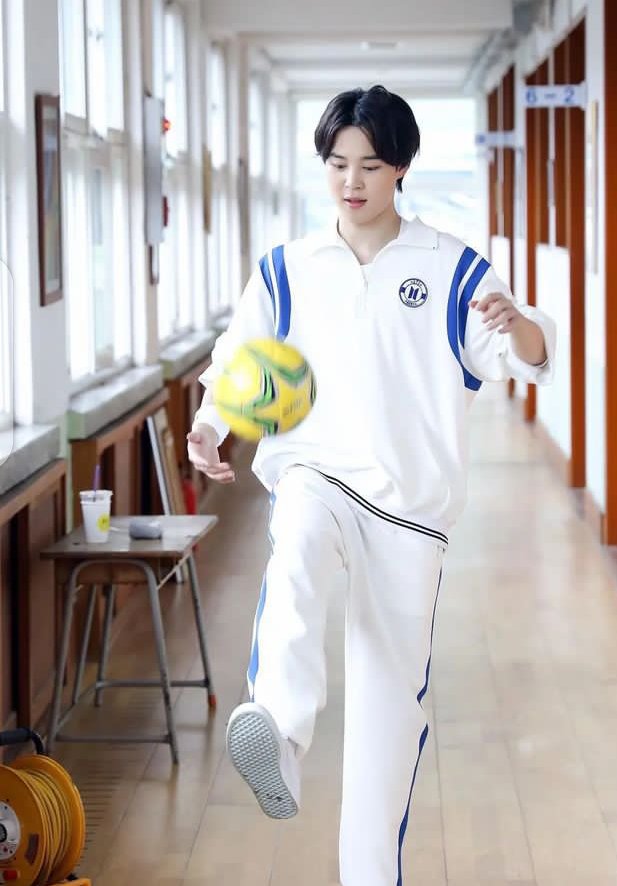 Jimin574870's tweet photo. 파리에서 축구의 전설 데이비드 베컴을 만난 이후로 축구를 하는 내 모습을 상상해봅니다 😂
@BTS_twt_KTH 
@BTS_JH 
@bts_bighit 
@BTS_Thv95_kim 
@BTS_jp_official 
@BTS_twt https://t.co/T6MW4h2JVU