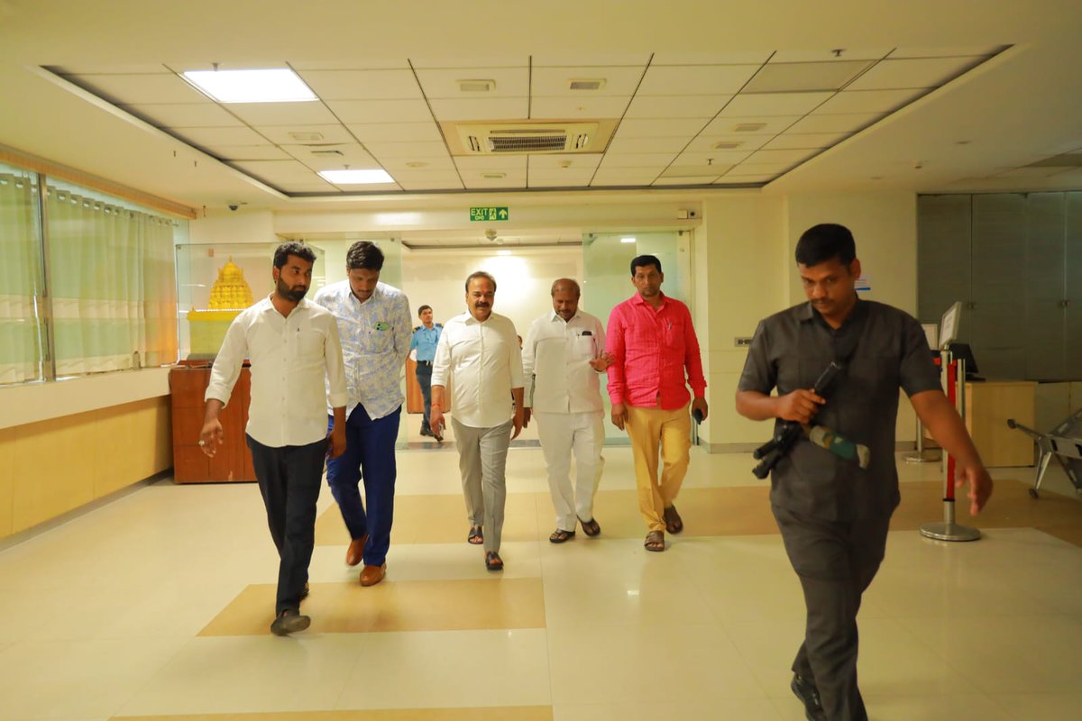 DrRanjithReddy's tweet photo. ఇటీవల జరిగిన ఓ రోడ్డు ప్రమాదంలో గాయపడి, సికింద్రాబాద్ లోని 
కిమ్స్ ఆసుపత్రిలో చికిత్స పొందుతున్న వికారాబాద్ మున్సిపాలిటి యువ నాయకులు సుభాన్ రెడ్డి ని 
పరామర్శించి,త్వరగా కోలుకుంటాడని కుటుంబ సభ్యులకు దైర్యం చెప్పడంతో పాటు వైద్య ఖర్చులను అయ్యే మొత్తం భరిస్తానని హామీ ఇవ్వడం జరిగింది https://t.co/5GDm2jHurp