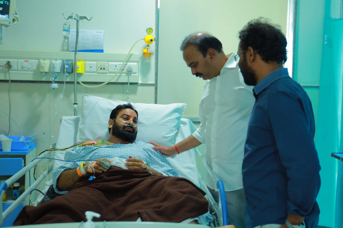 DrRanjithReddy's tweet photo. ఇటీవల జరిగిన ఓ రోడ్డు ప్రమాదంలో గాయపడి, సికింద్రాబాద్ లోని 
కిమ్స్ ఆసుపత్రిలో చికిత్స పొందుతున్న వికారాబాద్ మున్సిపాలిటి యువ నాయకులు సుభాన్ రెడ్డి ని 
పరామర్శించి,త్వరగా కోలుకుంటాడని కుటుంబ సభ్యులకు దైర్యం చెప్పడంతో పాటు వైద్య ఖర్చులను అయ్యే మొత్తం భరిస్తానని హామీ ఇవ్వడం జరిగింది https://t.co/5GDm2jHurp