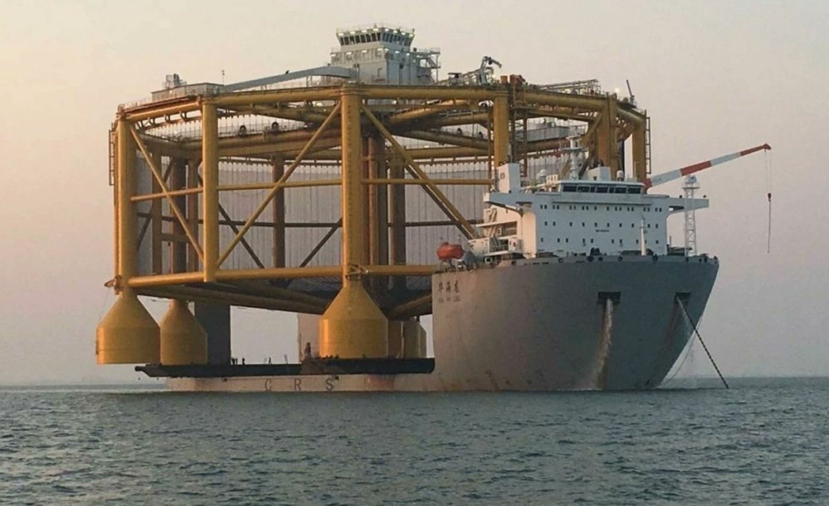 Rainmaker1973's tweet photo. Ocean Farm 1 was the first offshore fish farm. It can contain 250,000 m³ in volume and withstand magnitude 12 earthquakes. About 20,000 sensors allow the marine site to achieve complete automation to mature up to 1.5 million fish in 14 months [read more: https://t.co/woa2jz0emp] https://t.co/U0sgm2cSlw