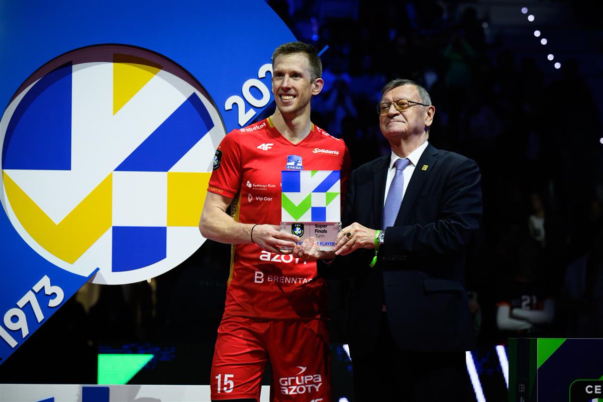 Jakub110Jakub's tweet photo. 38-letni David Smith MVP finału Ligi Mistrzów. 👏

Za film dokumentalny o jego karierze oddałbym wiele. Wszystko co najpiękniejsze zaczęło się u niego po 30-stce, bo medal IO, MŚ... i ta ZŁOTA HISTORIA z ZAKSĄ, coś naprawdę naprawdę pięknego! 💪

WZÓR. 🔝

📸: CEV.
#CLvolleyM https://t.co/enlGiCA2AE