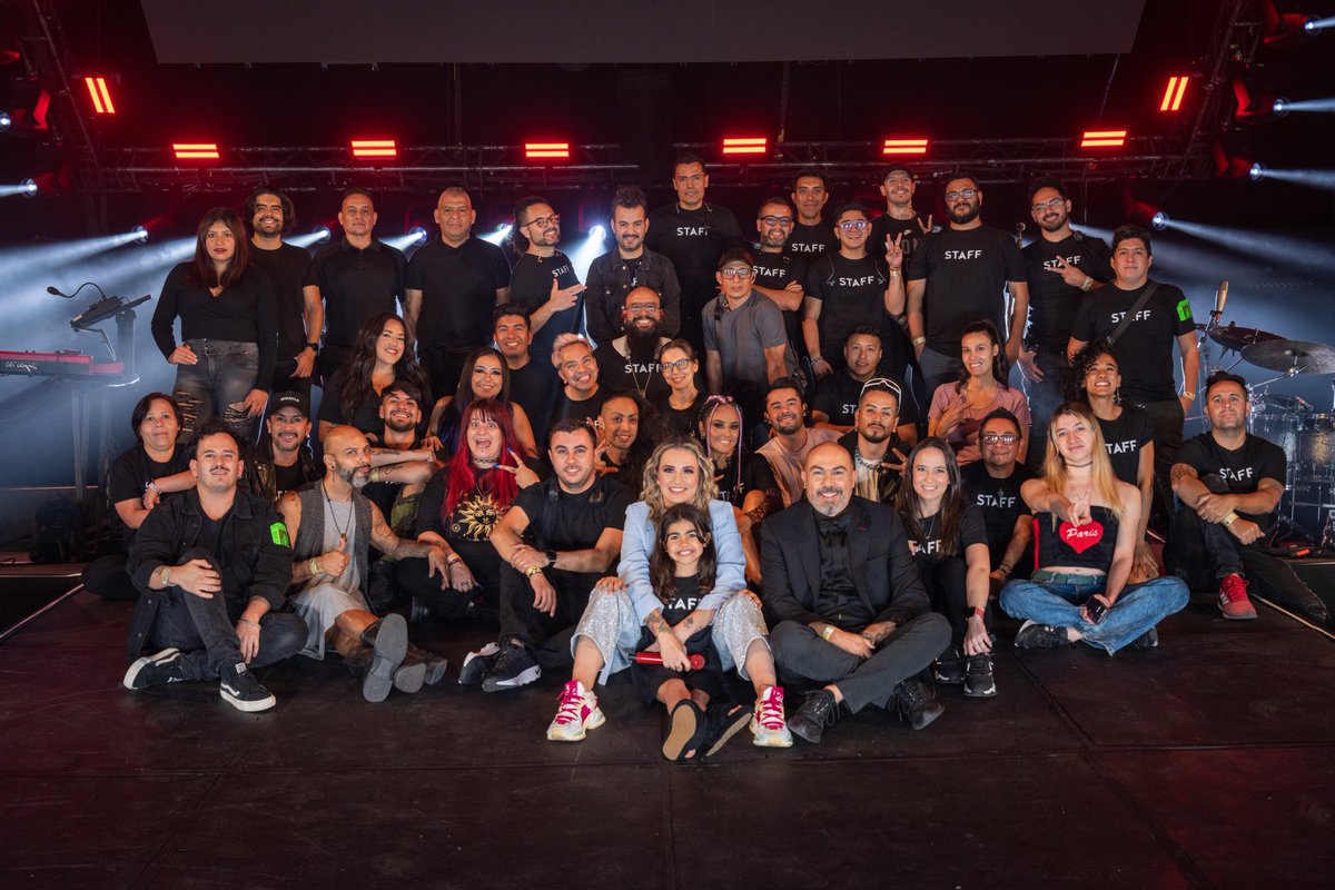 Esta es parte de mi familia extendida. Faltan algunos, que aunque no viajen con nosostros, son los que dan TODO por el proyecto. Gracias infinitas! Volemos juntos hacia la Libertad!