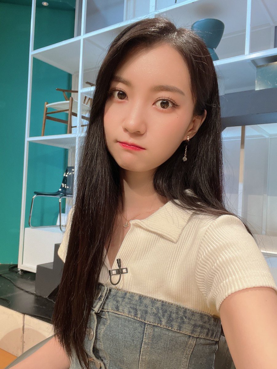 8_OHMYGIRL's tweet photo. [#OHMYAir] 유빈이와 함께라서 즐거운 일요일 저녁💝 잠시 후 7시 10분, 'KBS1 이슈 Pick, 쌤과 함께'에 #유빈 이가 출연합니다! 크리 여러분들 오늘도 본방사수로 만나요🙌

#오마이걸 #OHMYGIRL #OMG https://t.co/4ZgZv7JA8F