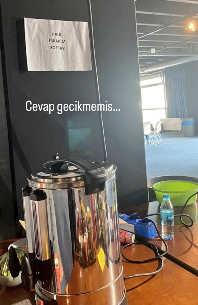 Lahey'de sandıklara kurulan kahve makinesine CHP'den karşılık gecikmemiş.

Neyse en azından helal haram ayrımında zorluk çekmezler.