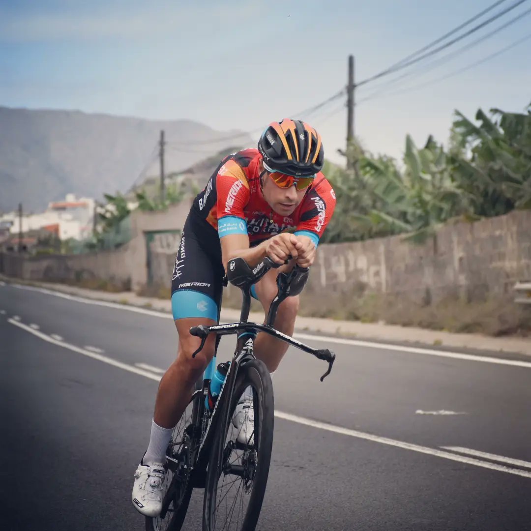 serbta's tweet photo. Tenemos la suerte de verles rodar por las islas @MikelLandaMeana @teambahrainvictorious https://t.co/PmQQ1Nn6nx