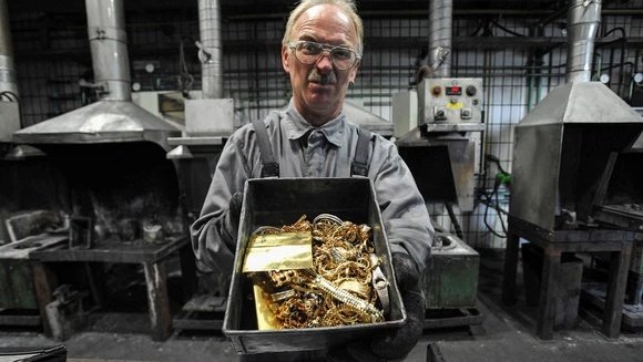 Urs Bolt 🇨🇭🇵🇭 (@ursbolt) on Twitter photo Fighting #fakes when #Gold trading is booming:
A Swiss cluster of excellence in the Geneva Lake region is dedicated to detecting counterfeit products. Some firms have developed systems for authenticating gold bars.
<a href="/swissinfo_en/">swissinfo.ch</a>: swissinfo.ch/eng/business/f… #Switzerland Fighting #fakes when #Gold trading is booming:
A Swiss cluster of excellence in the Geneva Lake region is dedicated to detecting counterfeit products. Some firms have developed systems for authenticating gold bars.
<a href="/swissinfo_en/">swissinfo.ch</a>: swissinfo.ch/eng/business/f… #Switzerland