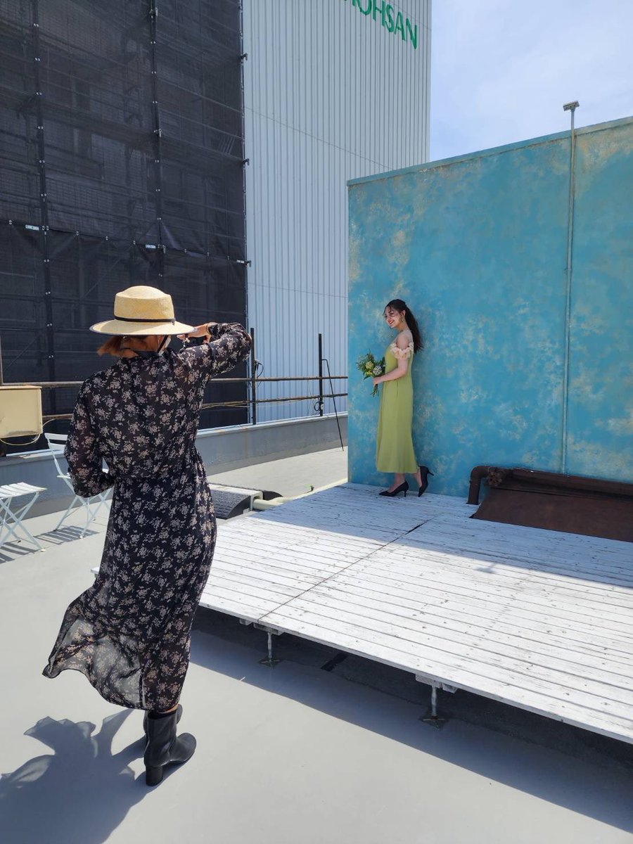 by_magic_jp's tweet photo. 【By Magicドレス撮影オフショット📸】
本日は神戸でドレス撮影を行いました！
By MagicのInstagramにアップ予定です✨ 
https://t.co/ZkTieTsZXv

dress:@by_magic_jp 
model:@Alisa_HappyGirl 
direction photo/hairmake/accessory:@ringoMISCHIEF 
direction:@ByMagicNakamura https://t.co/aAyucWQx5g