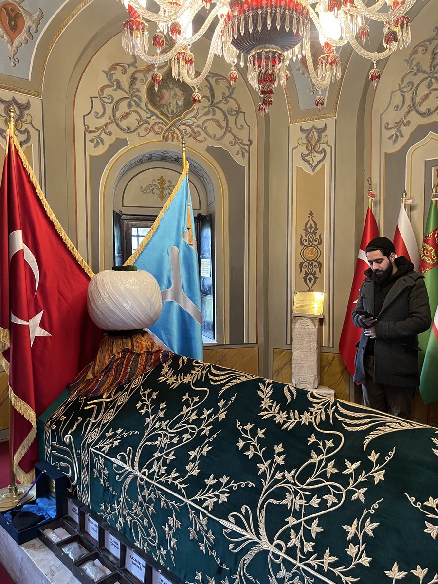 Tasalanma yiğidim; zaman bizden yanadır
Külümüzden yükselen duman bizden yanadır
Son durak, son ilahi ferman bizden yanadır
Dünya düşman olsa da, iman bizden yanadır
 
Nurullah Genç

Ertuğrul Gazi Türbesi