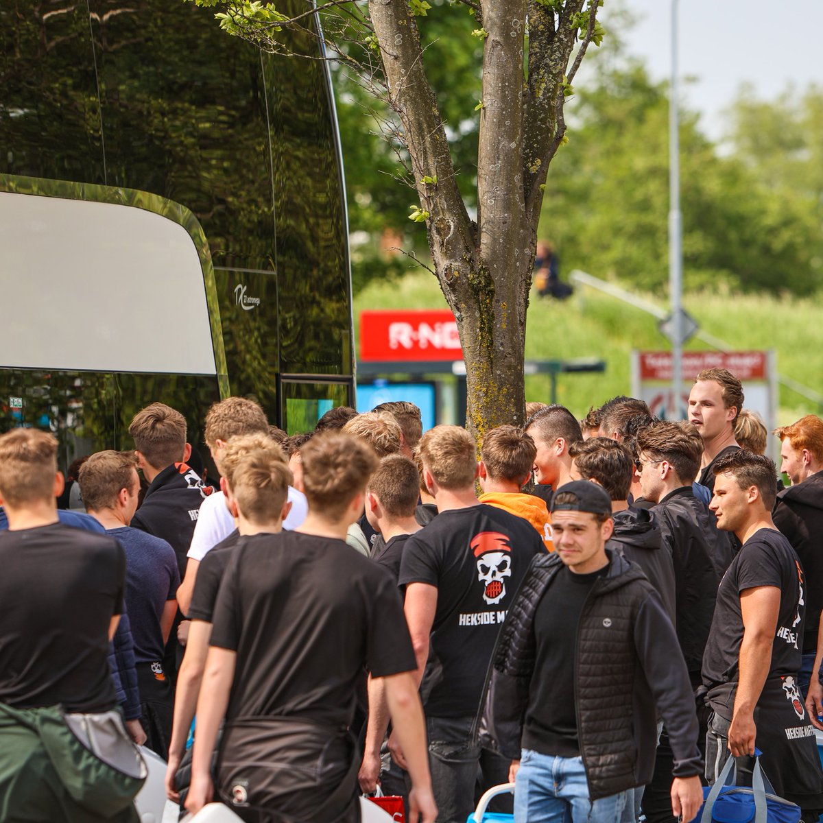 fcvolendam's tweet photo. 🔴🟡 ✘ 🟣🟡

🎫 Uitverkocht richting Deventer!

#GAEVOL | #VolVoorOranje https://t.co/N3D6blgLGF