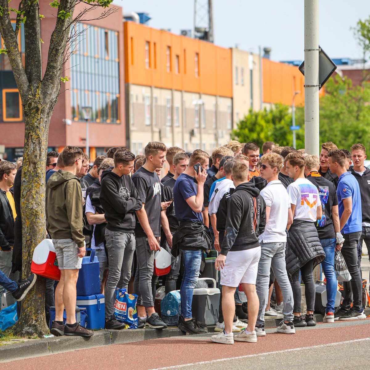 fcvolendam's tweet photo. 🔴🟡 ✘ 🟣🟡

🎫 Uitverkocht richting Deventer!

#GAEVOL | #VolVoorOranje https://t.co/N3D6blgLGF