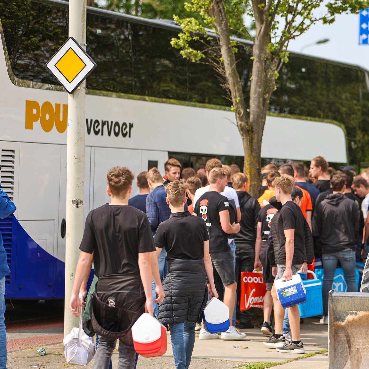 fcvolendam's tweet photo. 🔴🟡 ✘ 🟣🟡

🎫 Uitverkocht richting Deventer!

#GAEVOL | #VolVoorOranje https://t.co/N3D6blgLGF