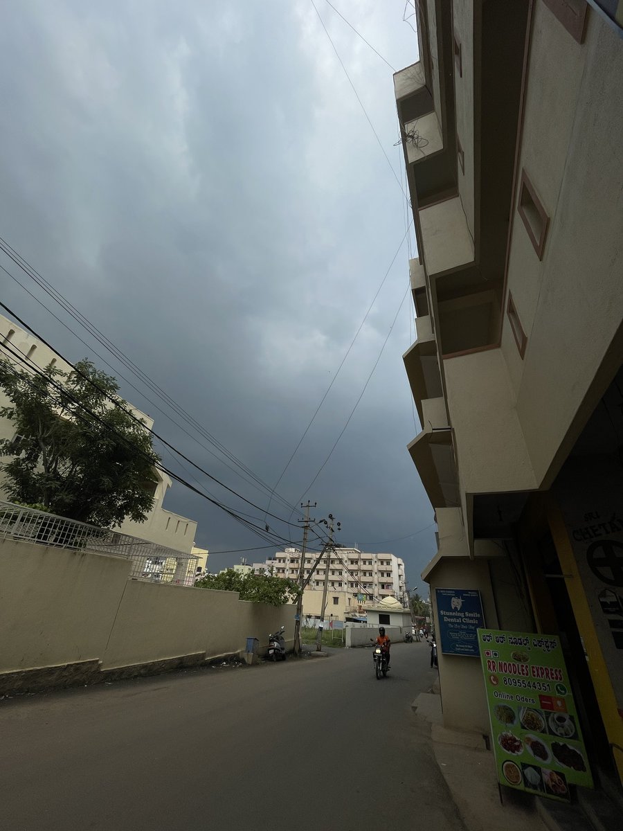 Gtvtweeets's tweet photo. @cricketaakash Bangalore Right now. https://t.co/anEQysRgNF