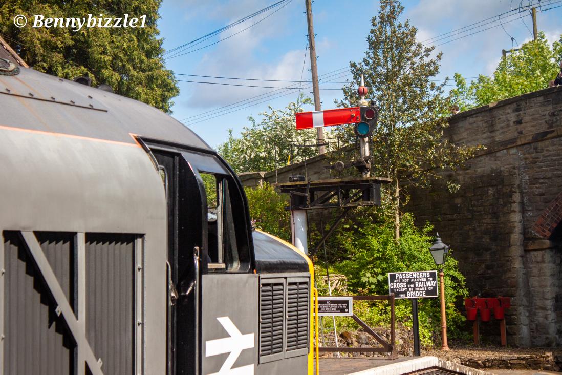 Bennybizzle1's tweet image. #SemaphoreSunday 37263 waits for the road to clear at Arley station on the @svrofficialsite.