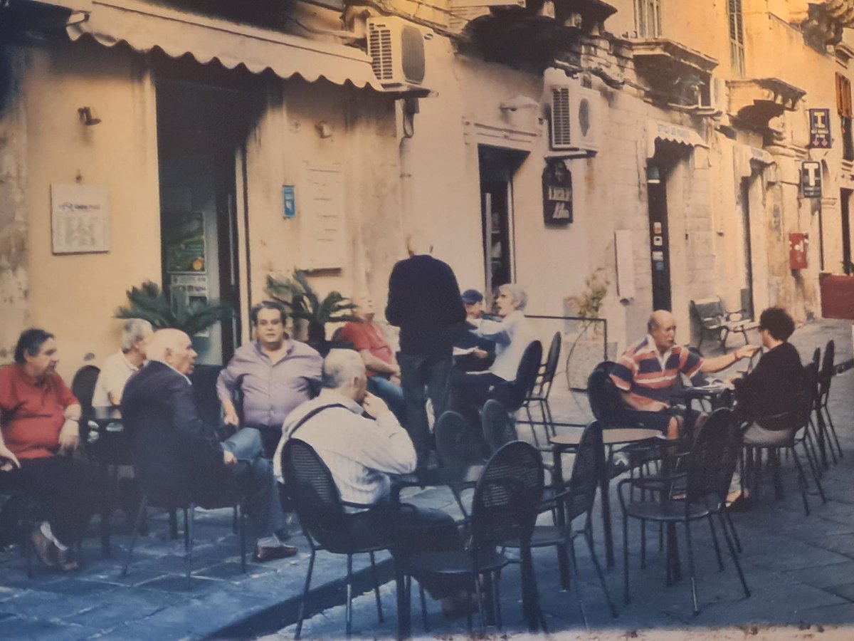 Gerald_Ashley's tweet image. I have a doppleganger! In Italy by the looks of things.
Pictured in a huge wall picture in a local #cafenero !