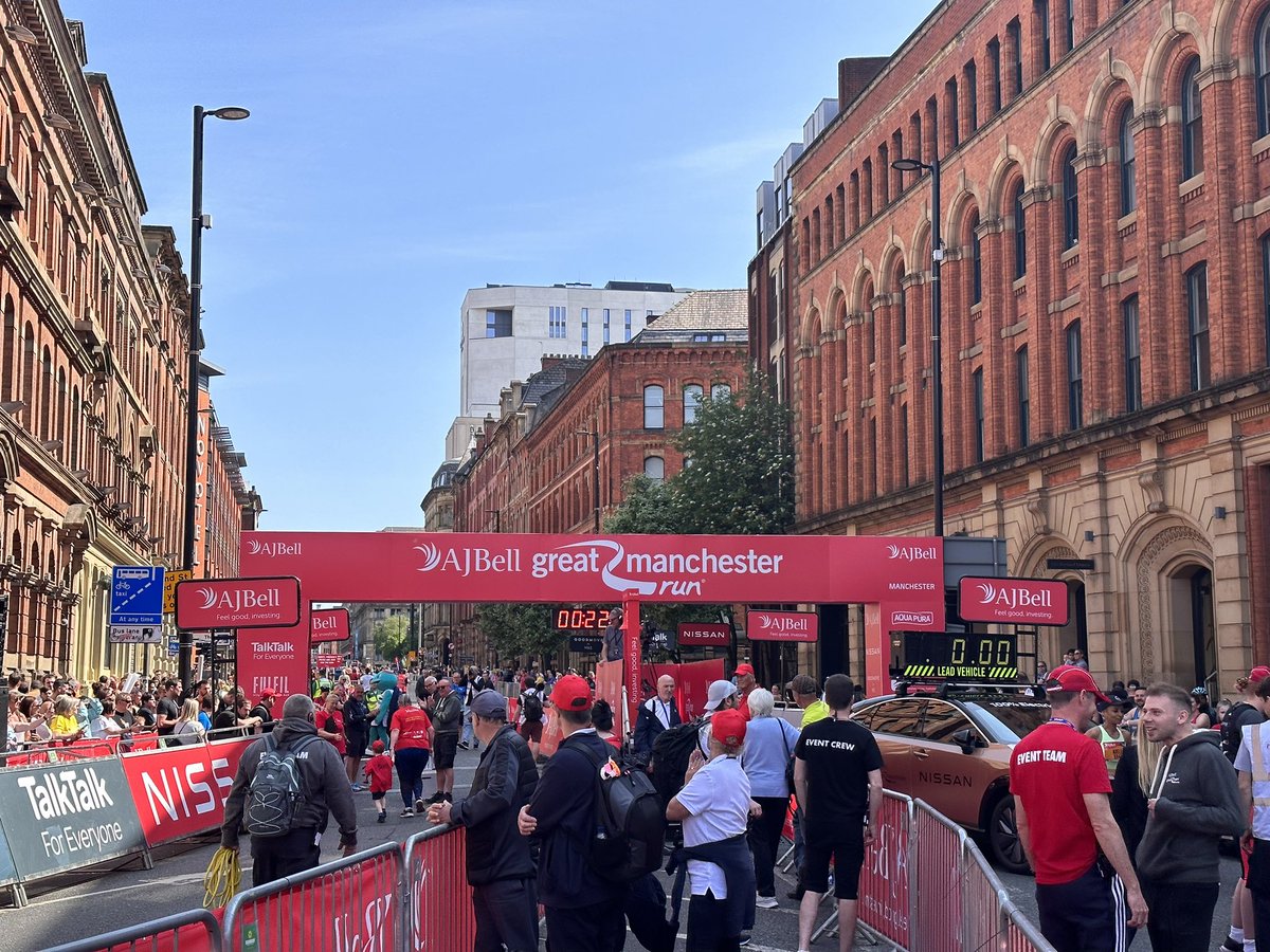 konicaminoltast's tweet photo. 【海外遠征レポート🇬🇧】
#Manchesterrun 当日。
現地は快晴、18℃と絶好のコンディションとなりました。
#星岳 選手も準備を開始しました。
#コニカミノルタ
#コニカミノルタ陸上競技部 https://t.co/PhW2zCMwuK