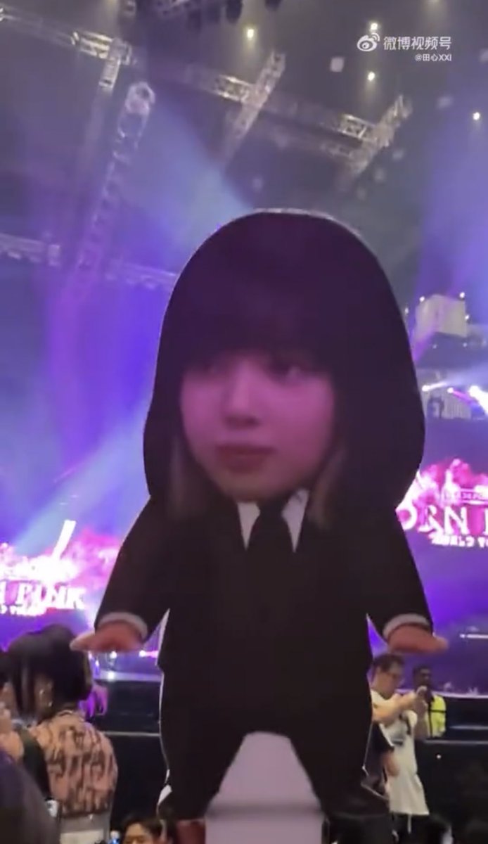 omfglalisa's tweet photo. LISA STANS SO UNSERIOUS 😭 https://t.co/jZStVDcZ3H