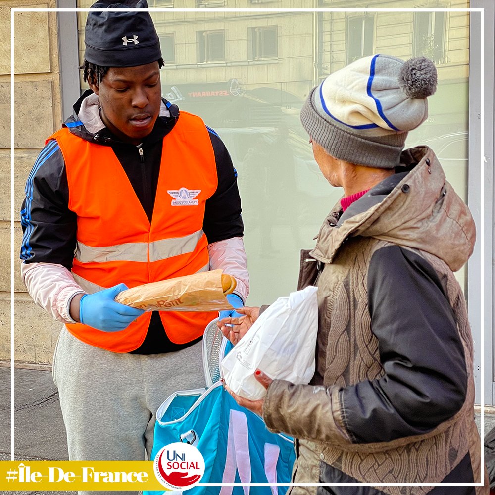 UniSocialfr's tweet photo. Les bénévoles de l'UniSocial ont donné de leur temps afin d'aider les sans-abris, dans la bonne humeur.
Un sandwich fait de bon cœur ainsi qu'une boisson chaude ont été servis ce Mardi à la Gare de Lyon.

#cau #précarité #aide #unisocial #Paris #garedelyon https://t.co/YIOSz8opZr