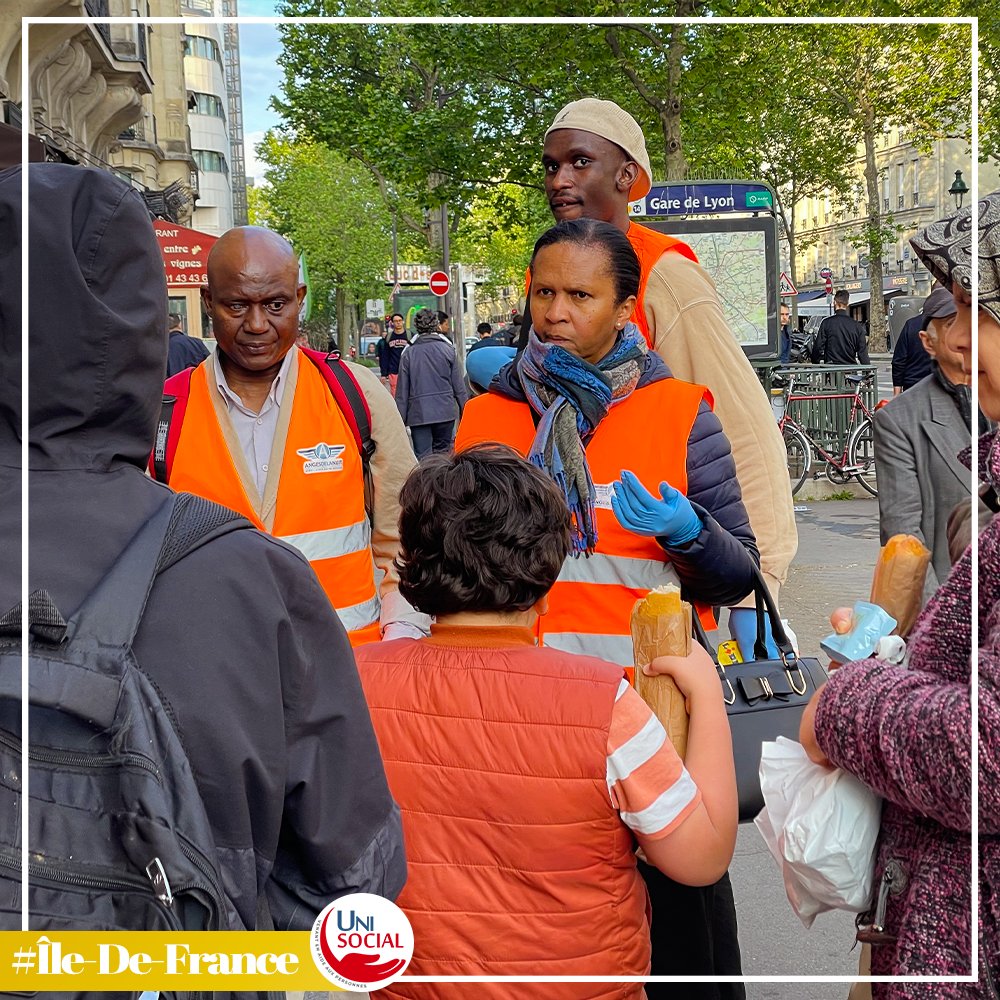 UniSocialfr's tweet photo. Les bénévoles de l'UniSocial ont donné de leur temps afin d'aider les sans-abris, dans la bonne humeur.
Un sandwich fait de bon cœur ainsi qu'une boisson chaude ont été servis ce Mardi à la Gare de Lyon.

#cau #précarité #aide #unisocial #Paris #garedelyon https://t.co/YIOSz8opZr