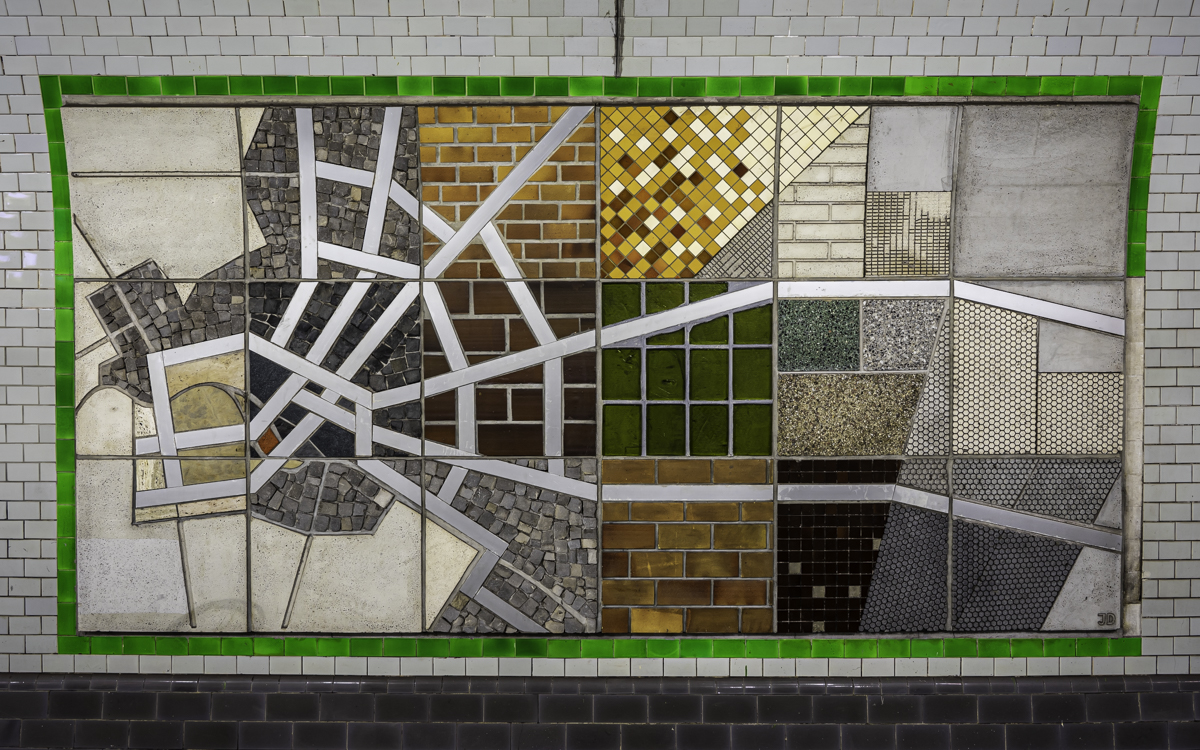 UbahnBLN's tweet photo. U2 — Märkisches Museum.
One of the most distinctive (and delightful) features of the platform is its series of abstract, highly textural maps of (East) Berlin. https://t.co/Mx8qKXl25P