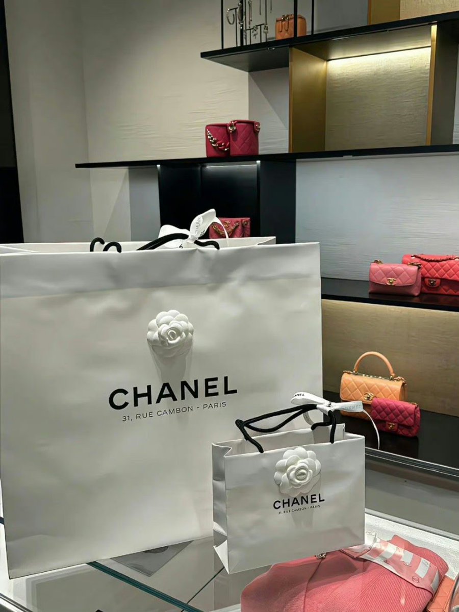 时而开心，时而难过，
时而迷茫，时而清醒，
我一天八百个情绪。