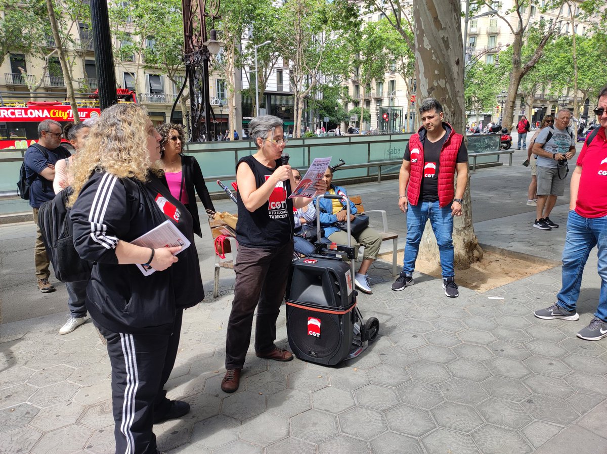 antroperplejo's tweet photo. El @xaviertrias i el @jaumecollboni ja sabem el que pensen sobre l'apertura comercial de diumenges i festius i la seva relació amb la #turistificació de #Barcelona. Però, i @bcnencomu @ERCbcn @ernestmaragall @bashachanguerra @CUPBarcelona? Fareu cosa, esperem 🔴👇 https://t.co/cnA096OHkk