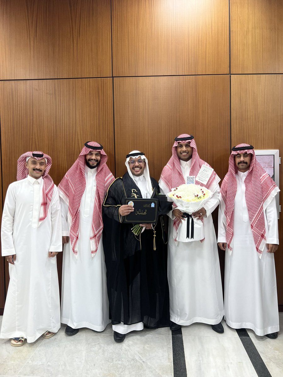 SAbuhaimad's tweet photo. بفضل الله ومنته أنهينا مسيرة ٨ سنوات 
طريق مليئ بالصعاب والثمرات فاللهم لك الحمد🤍. 

٢٠/٠٥/٢٠٢٣ 🩺🎓. 
اللهم لك الحمد حتى ترضى ولك الحمد اذا رضيت ولك الحمد بعد الرضى ولك الحمد على كل حال🤍. https://t.co/K7w2DtD1v6