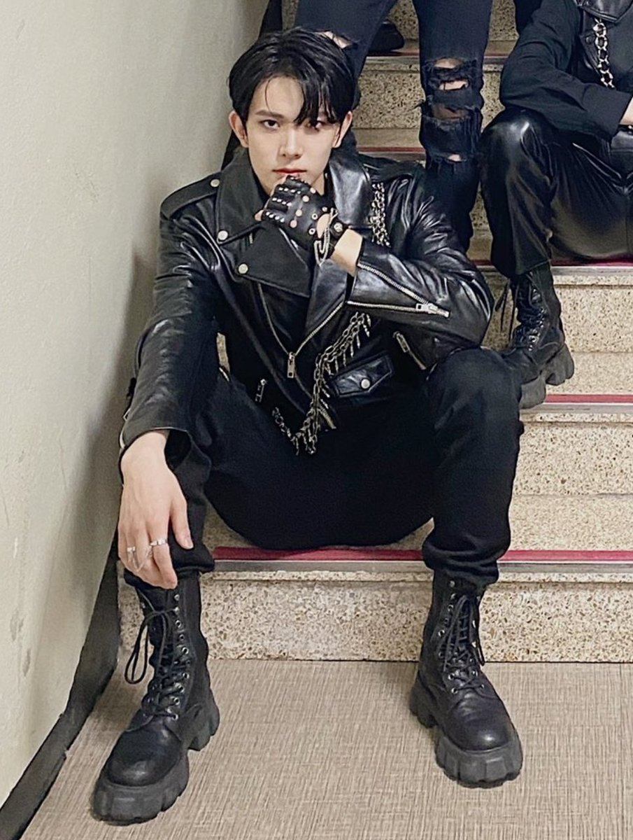 peachyniellie's tweet image. i suppose heeseung would know