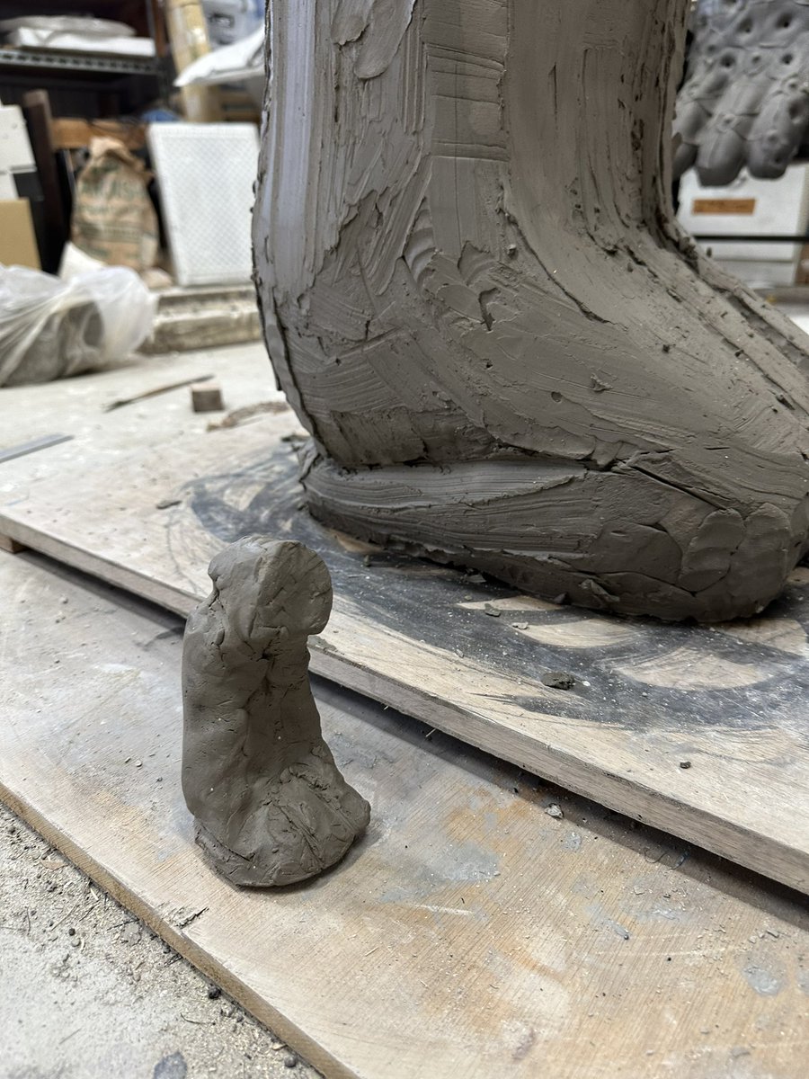 asanonobuharu's tweet image. 息子がアトリエに入ってきて、粘土を掻っ攫い、何かを作っているな、と思ったら。
ちっこいのを作ってた。