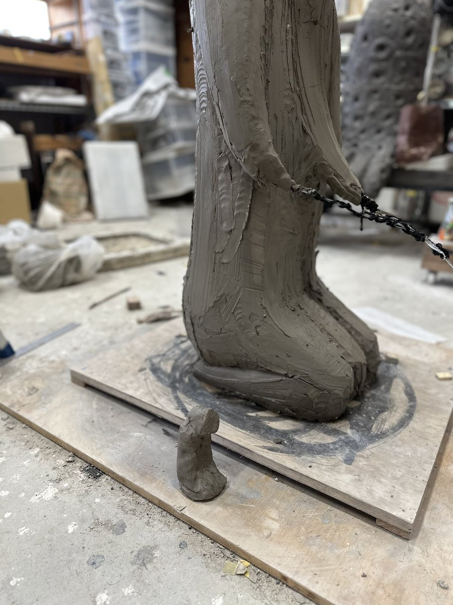 asanonobuharu's tweet image. 息子がアトリエに入ってきて、粘土を掻っ攫い、何かを作っているな、と思ったら。
ちっこいのを作ってた。