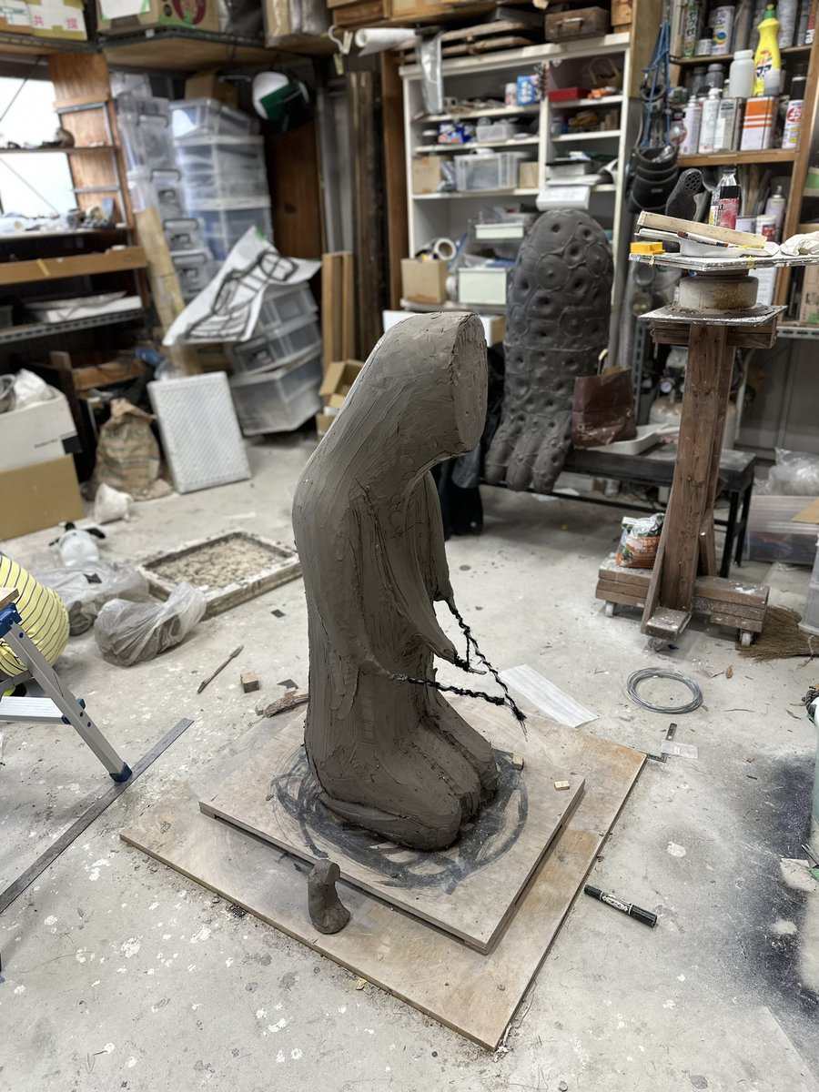 asanonobuharu's tweet image. 息子がアトリエに入ってきて、粘土を掻っ攫い、何かを作っているな、と思ったら。
ちっこいのを作ってた。