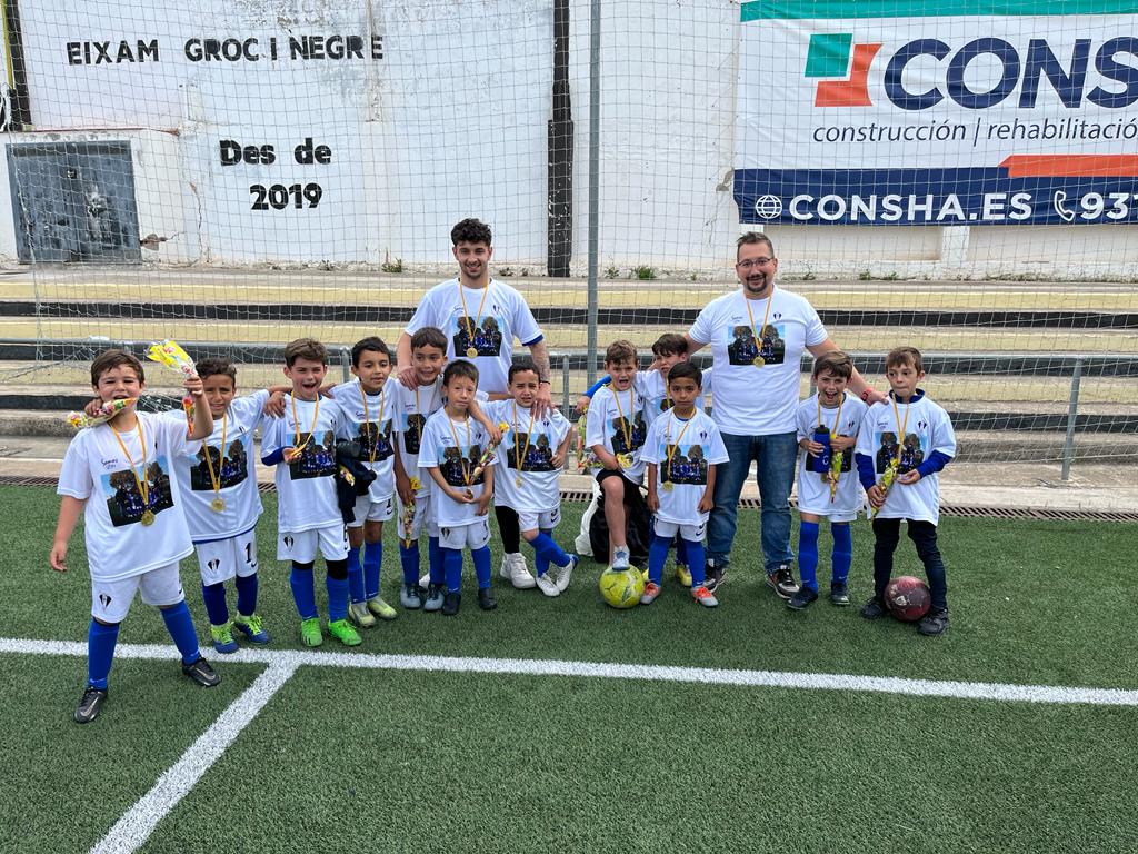 El nostre Prebenjamí B també es proclamen campions!!!🎉🎉🎉🎉⚽⚽💕. Moltes felicitats a l'equip i al cos tècnic. 
Formem jugadores, formem esportistes, son UDM!!!