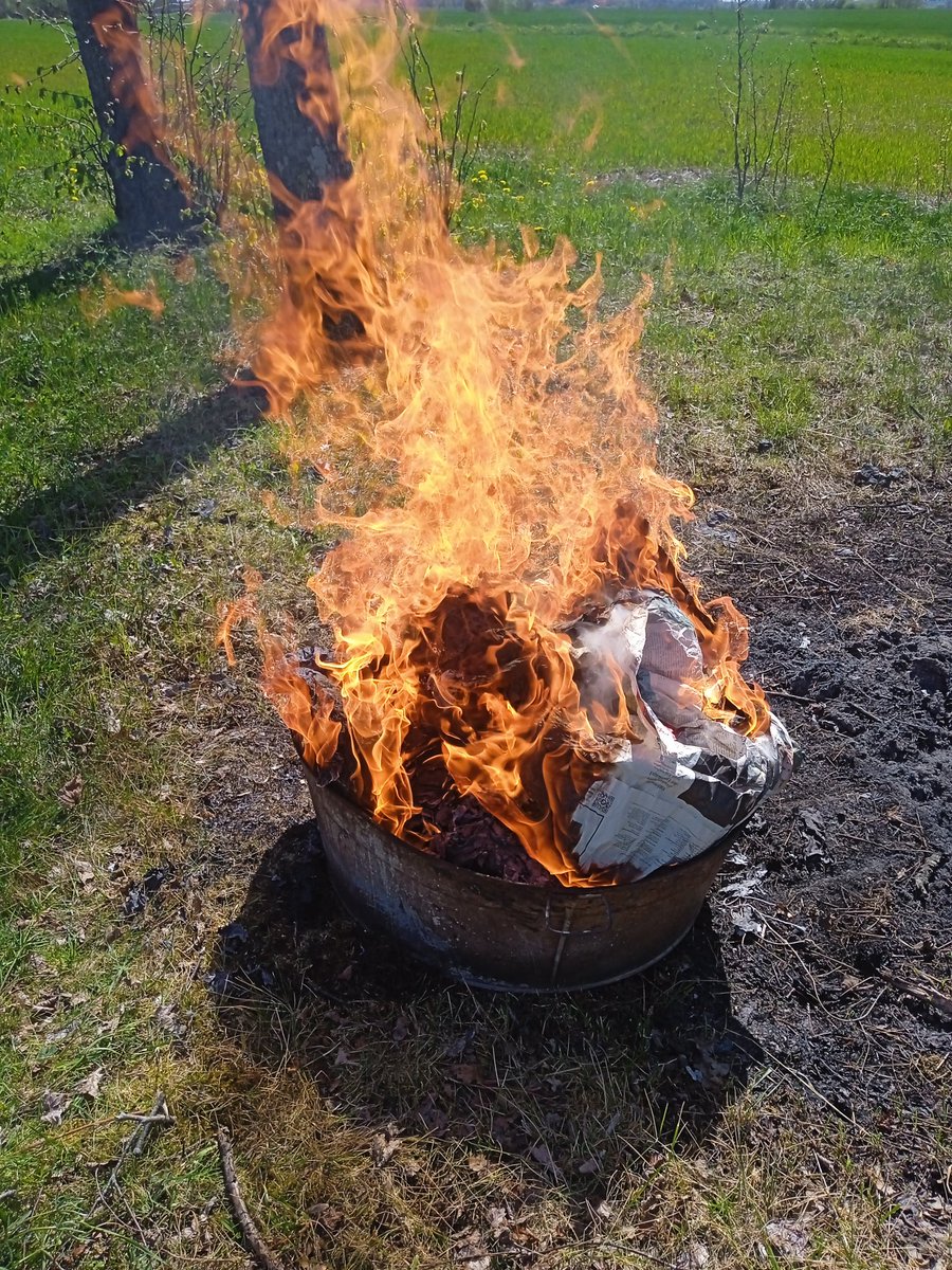 AlmyraWeigel's tweet photo. @AlmyraWeigel The installation "Cloudy", which was in the Vytautas Kasiulis Art Museum, turned into ashes. #almyraweigel #newspaper #tartupis https://t.co/AwRum5Oi12