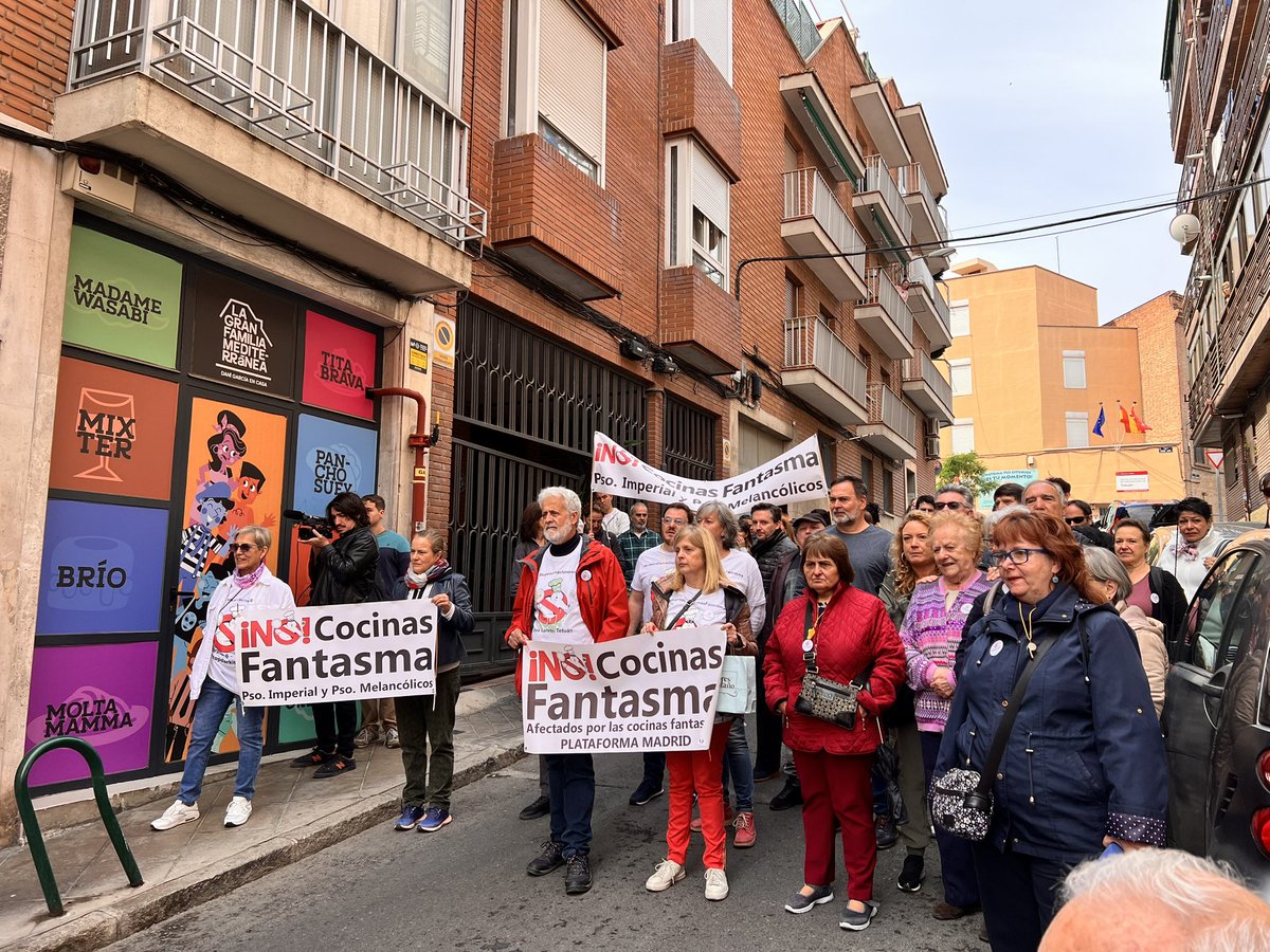 VVentilla's tweet photo. Hoy los vecinos de Madrid hemos estado protestando en contra de las cocinas fantasma, que incluso incumpliendo la legislación obtienen el visto bueno de @AlmeidaPP_ @MADRID @MarianoFuentesS @begonavillacis @CsMadridCiudad. Corrupción y fritanga🔥🔥🔥🔥 @FRAVM @NOCOCINASTETUAN https://t.co/agkC4GkVPj