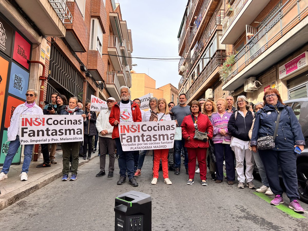 VVentilla's tweet photo. Hoy los vecinos de Madrid hemos estado protestando en contra de las cocinas fantasma, que incluso incumpliendo la legislación obtienen el visto bueno de @AlmeidaPP_ @MADRID @MarianoFuentesS @begonavillacis @CsMadridCiudad. Corrupción y fritanga🔥🔥🔥🔥 @FRAVM @NOCOCINASTETUAN https://t.co/agkC4GkVPj