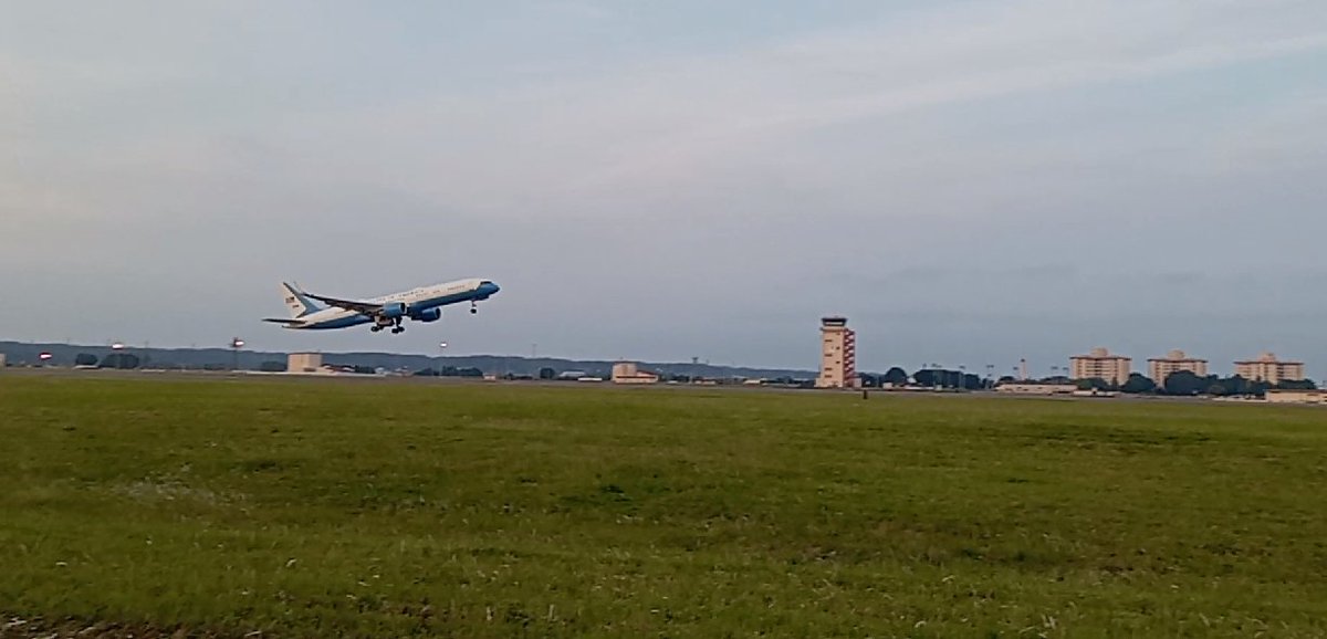 今日も夕方から横田基地へ来てます。🛩

今日はアメリカ空軍の政府専用機（B757タイプ）が来てて、来場中に離陸していきました。（動画のスクショなので画質が粗い）
サミット関係の要人用かと思われます。