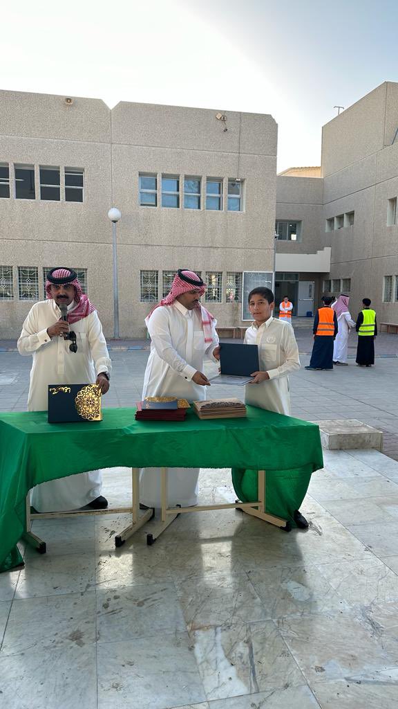 كرمت إدارة المدرسة الطلاب المتفوقين في الفصل الدراسي الثاني لهذا العام ١٤٤٤هـ  تحت إشراف التوجيه الطلابي 
#تكريم
#تعليم_جدة