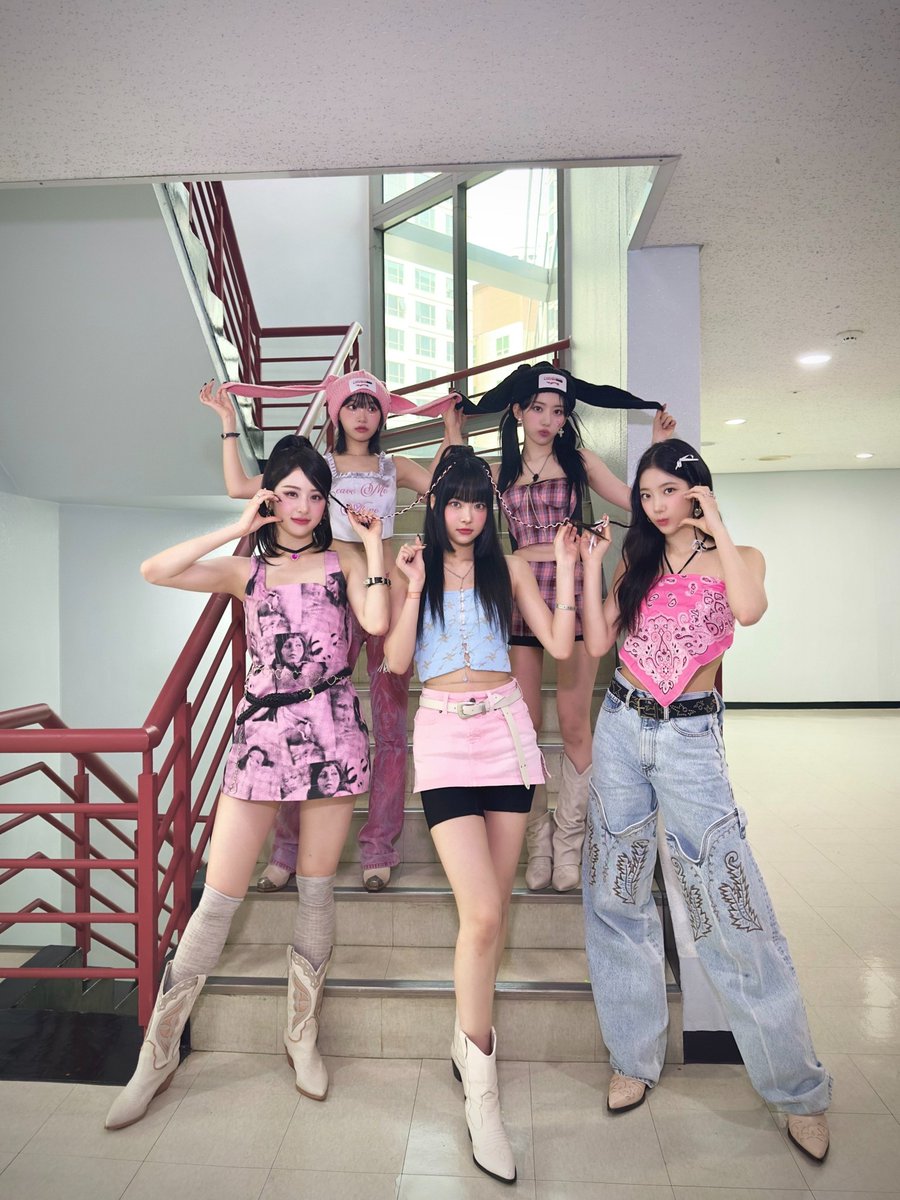 chaaewont's tweet photo. :¨·.·¨:
 `·..·‘To close our promotion of "𝗨𝗡𝗙𝗢𝗥𝗚𝗜𝗩𝗘𝗡," we wore this cute outfit on stage! Sakura Neechan and I wore adorable bunny hats, while Yunjin, Kazuha, and Manchae had cute hairstyles! A big thank you to our stylist for styling us so cutely! https://t.co/lQOHlQfaqk