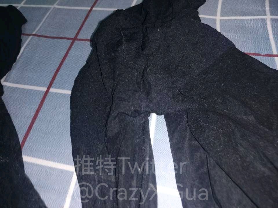 原味黑丝细节图，费用不高，有需要的请私信获取方式！先到先得！#原味 #原味丝袜 #黑丝 #更衣室 https://t.co/Kj15AVcTUe